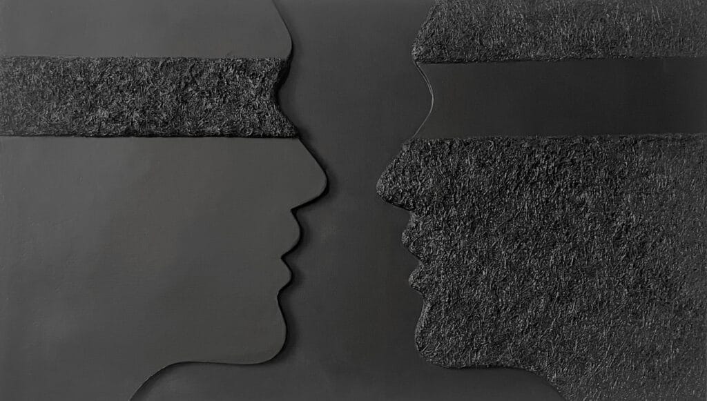 Relief 3D: dwa zwrócone ku sobie profile twarzy — jeden gładki, drugi z włóknistej faktury — w monochromatycznej czerni i szarości