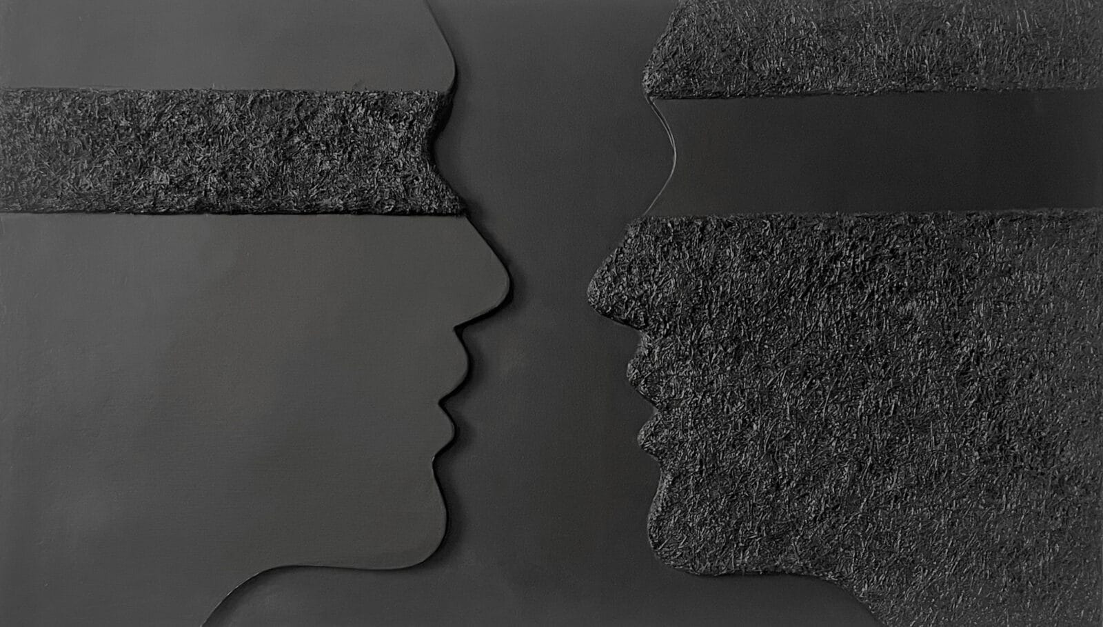 Relief 3D: dwa zwrócone ku sobie profile twarzy — jeden gładki, drugi z włóknistej faktury — w monochromatycznej czerni i szarości
