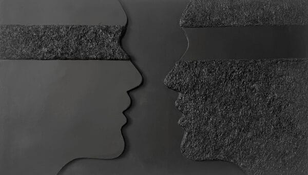 Relief 3D: dwa zwrócone ku sobie profile twarzy — jeden gładki, drugi z włóknistej faktury — w monochromatycznej czerni i szarości